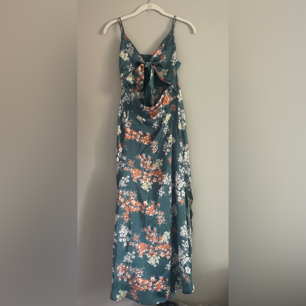 NEW NEVER WORN Summer floral midi dress with tie front